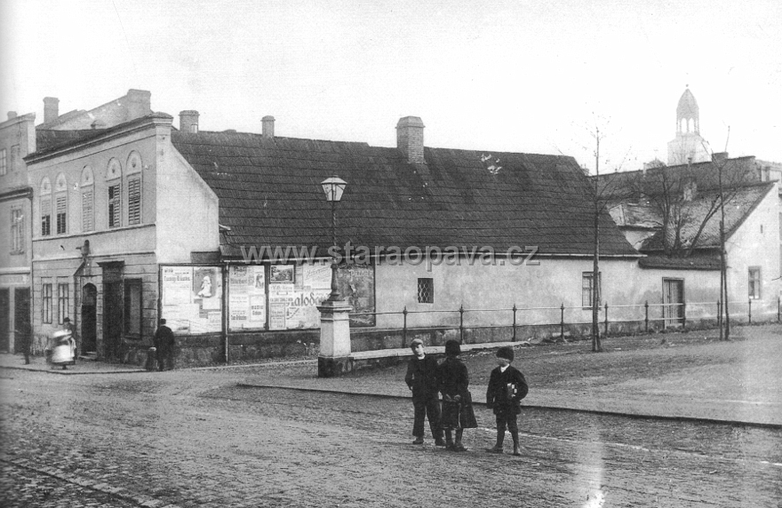 ostrozna (22).jpg - Konec 19.století. Nároži ulic Ostrožná a Sady Svobody